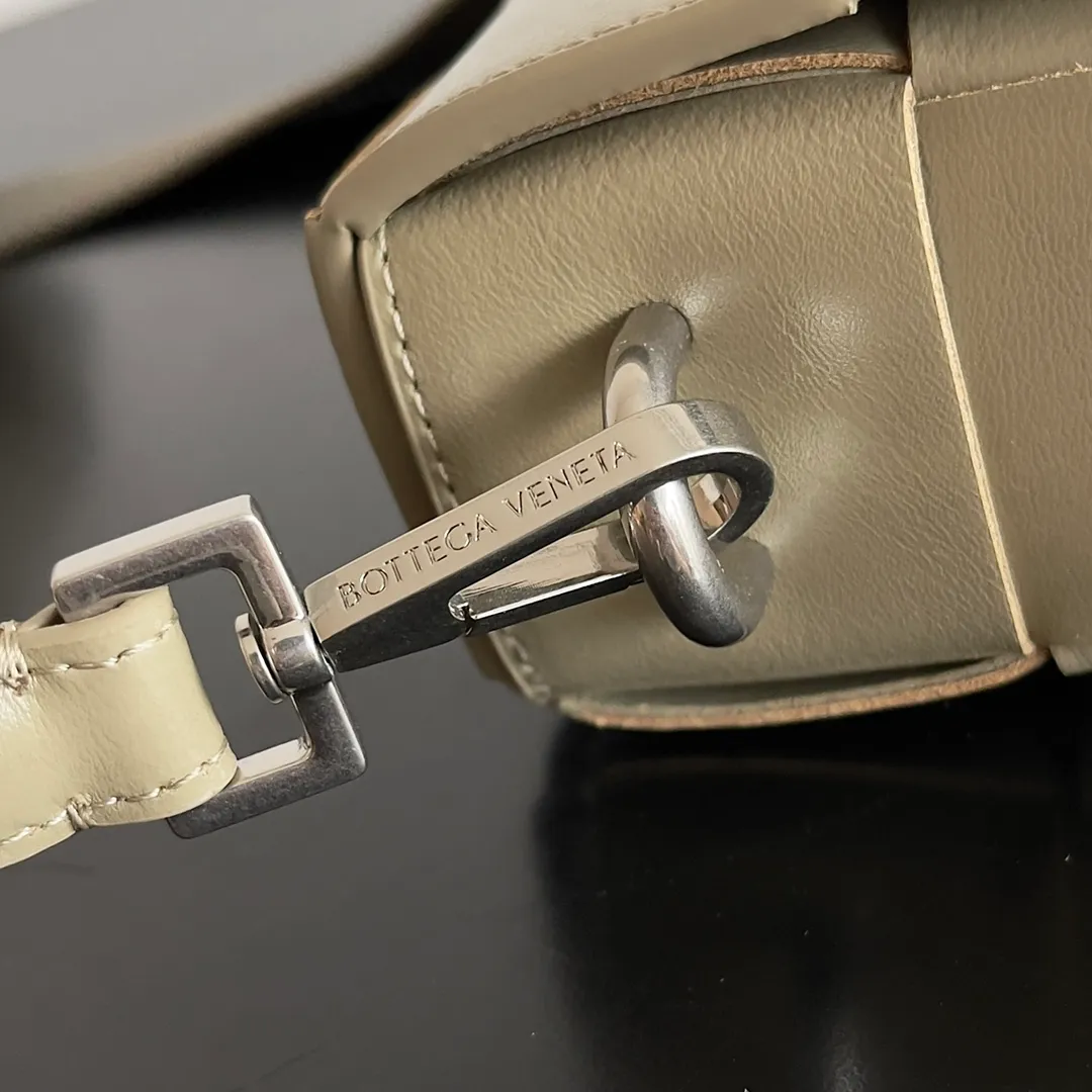 Batch 2120 bv two-in-one cassette bag has a more casual and casual cool. The leather is stiff and has a slight leather luster. Different colors are available. 🙈 The crossbody bag that handsome guys love to carry when going out is super handsome. It is fashionable and fashionable~ The capacity is very sufficient for daily commuting. The small bag can hold headphones. One bag is multi-purpose! ! Style number: 741777 Size: 26*16*6.5cm